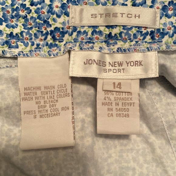 Lightweight thin summer pants in a pretty blue flower print. - Picture 2 of 4